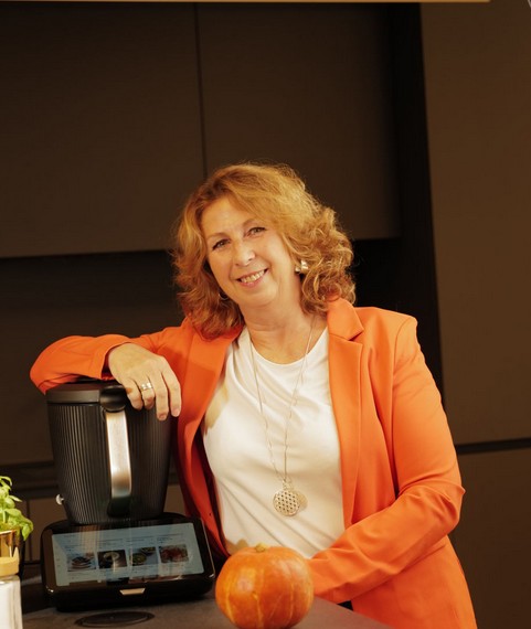 Viktoria Klar in der Küche mit einem Thermomix