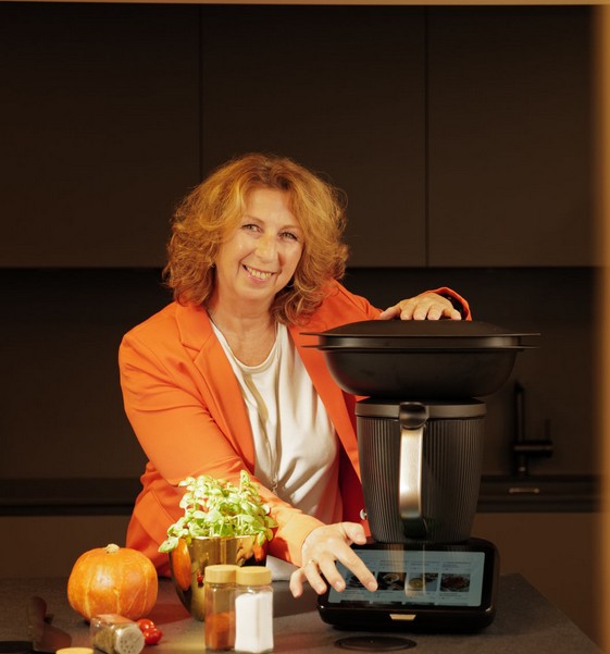 Viktoria Klar mit einem Thermomix und Gemüse