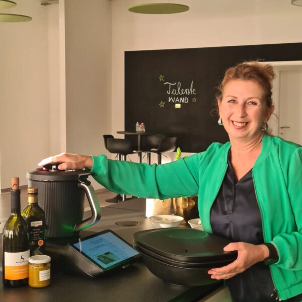 Viktoria Klar in einer Küche mit einem Thermomix