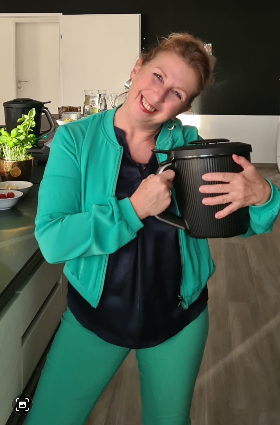 Viktoria Klar hält einen Thermomix im Arm